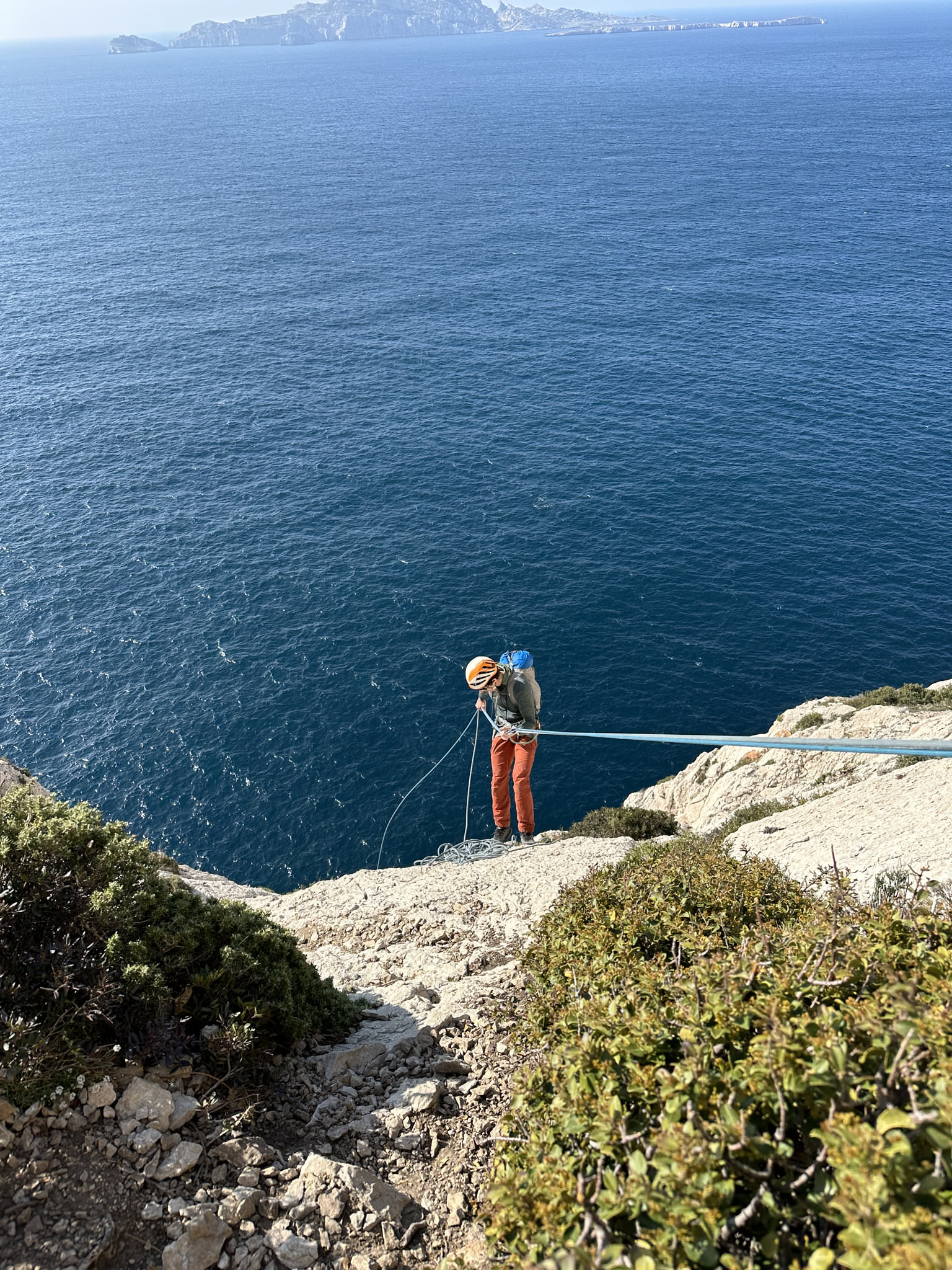 Descente en rappel vers la mer dans les Calanques